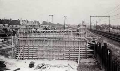 847660 Gezicht op de aanleg van het spoorwegviaduct over de Cartesiusweg te Utrecht, met links achtergevels van panden ...